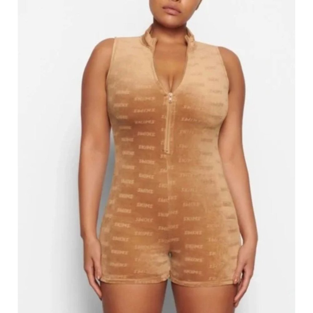New with Tags Kim Kardashian SKIMS Velour Romper Shorts Camel SZ L
